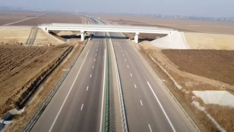 Primii kilometri de autostrada din Moldova, pe centura Bacăului. Foto: captură video AsCoRo