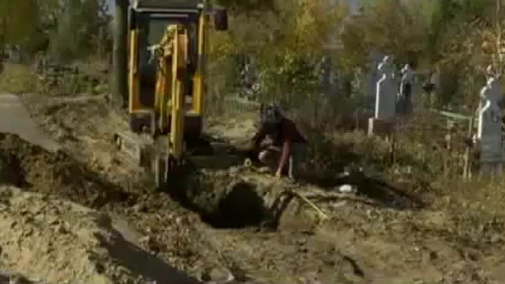 Morminte săpate cu buldoexcavatorul