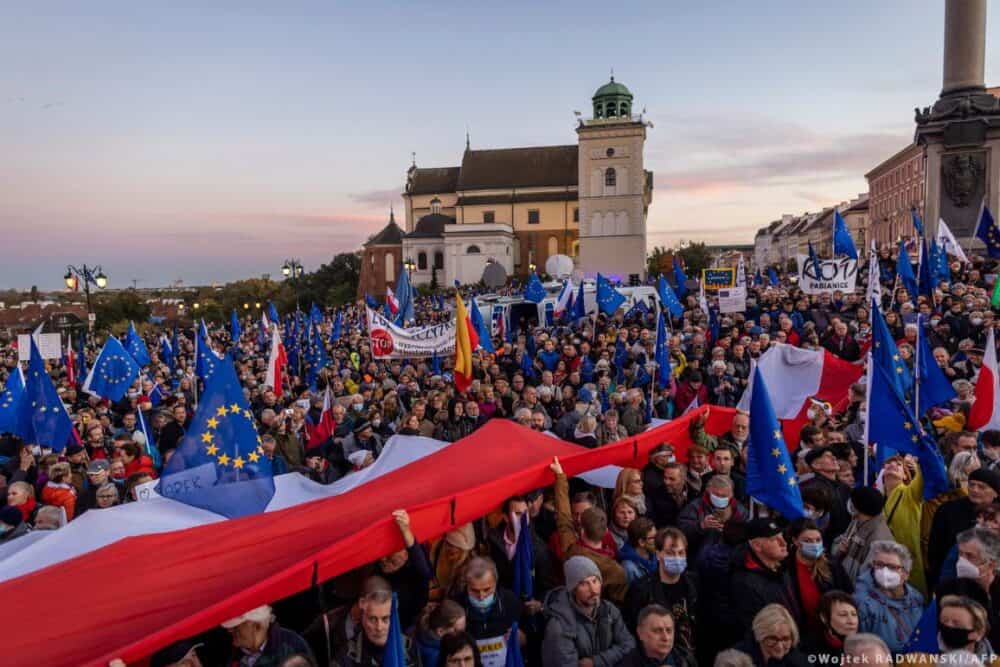 Zeci de mii de protestatari pașnici din Polonia au ieșit în stradă pentru a protesta împotriva deciziei Tribunalului ©Wojtek RADWANSKI / AFP 