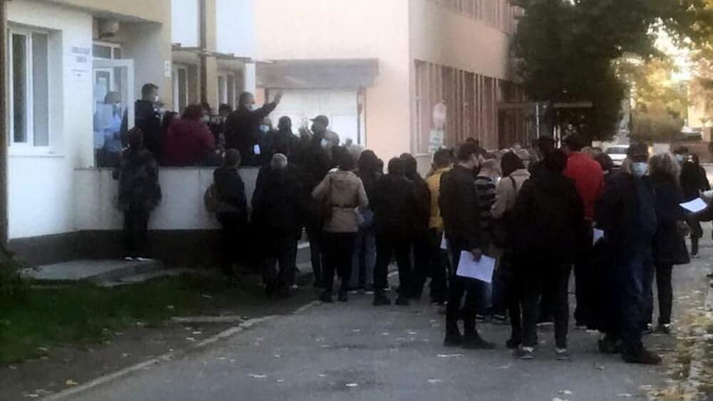 Aglomerație la vaccinare, la un centru de lângă Poliția Locală din Pitești