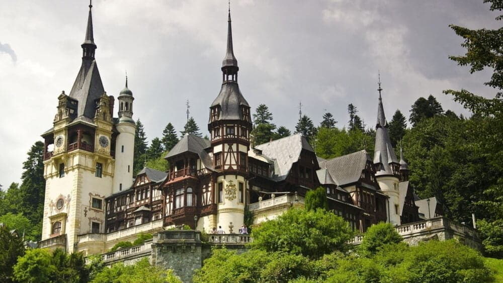 Castelul Peleș se degradează. Terasele sunt afectate de infiltrații, plouă în interior