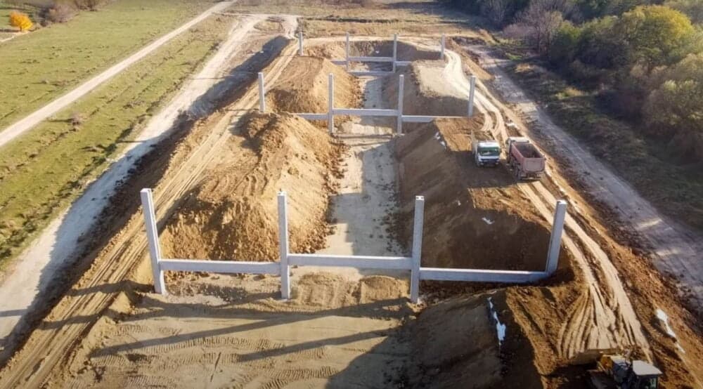 Constructorul chinez care a câștigat contractul pentru Centura Zalău lucrează tot drumari şi utilaje din România