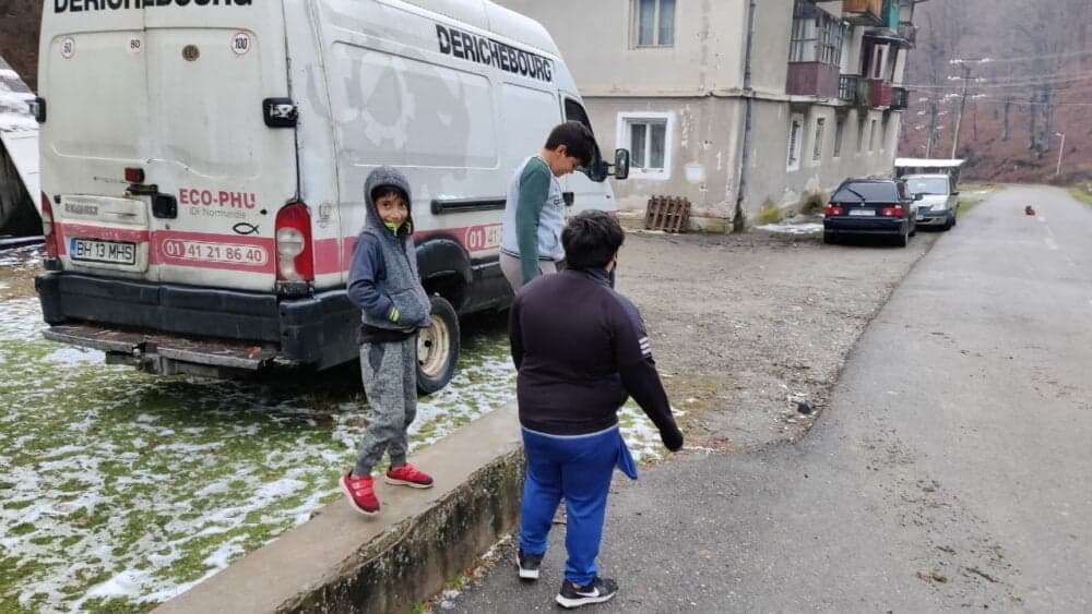 Un proiect de 113 milioane de lei, pentru comunitățile sărace, boicotat de birocrație