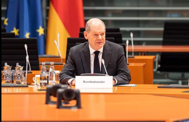 Cancelarul german susține că soldații britanici îi sprijină la sol pe cei ucraineni. Foto: Facebook Olaf Scholz