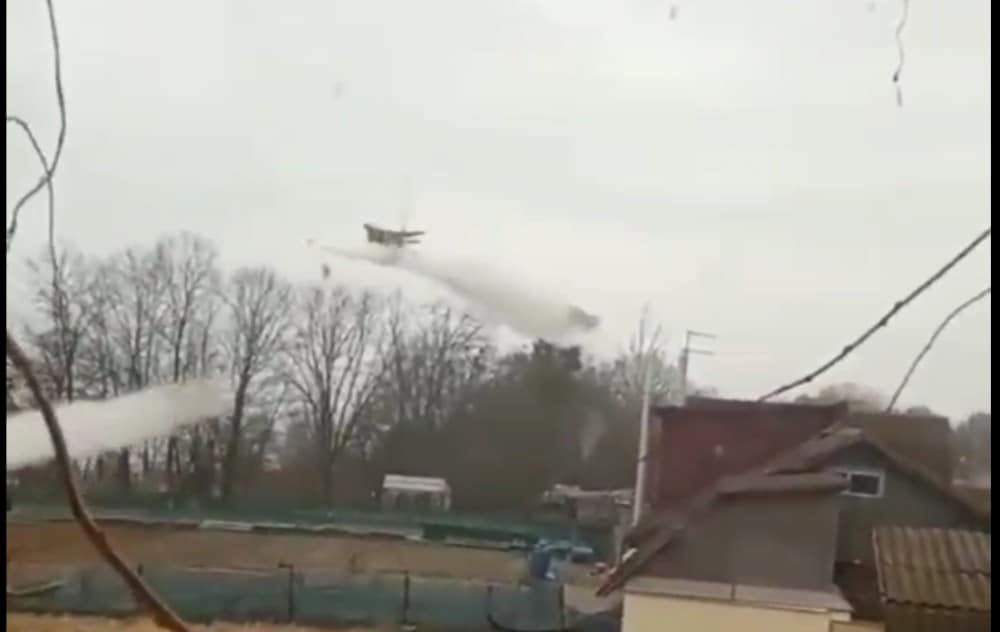 Un avion rus lansează o rachetă înspre o casă în care erau și copii