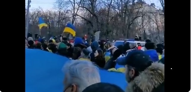 Ucrainienii au ieșit în stradă pentru a condamna o eventuală invazie a Rusiei în țara lor