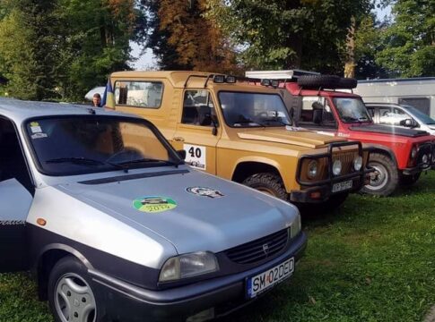 Clubul polonezilor pasionați de Dacia și Aro se întâlnește din nou în România. Foto Argesul online