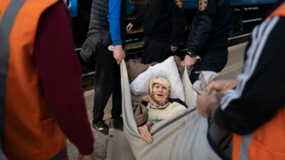 Orașul Severdonețk este bombardat intens de forțele rusești, care vor să preia controlul asupra regiunii estice a Ucrainei. Klavidia, o femeie de 91 de ani este transportată cu o pătură din orașul aflat în asediu.