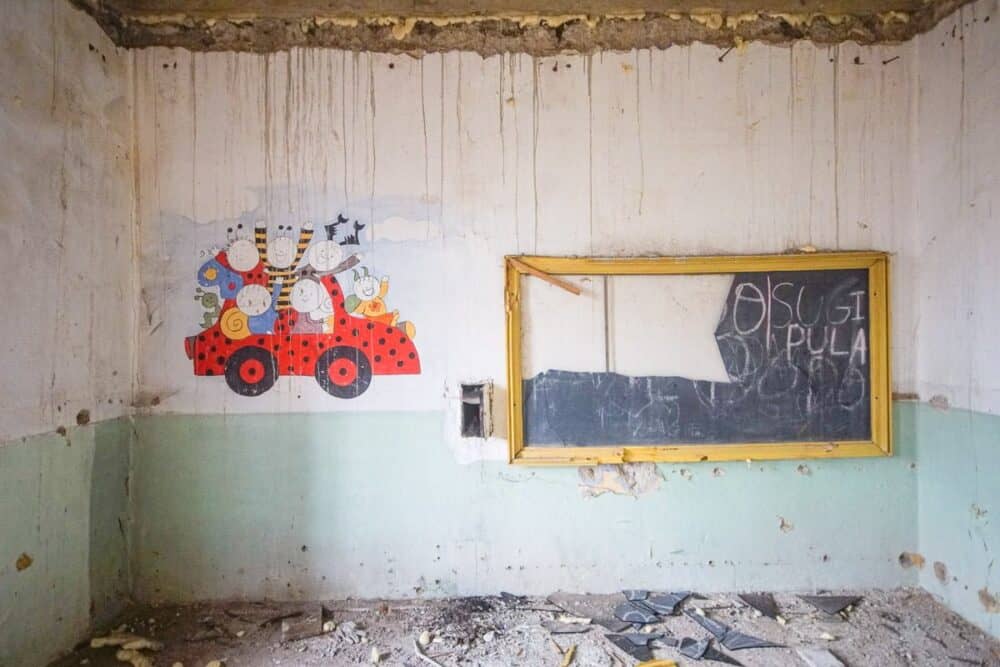 O grădiniță de 115 ani din Harghita, ruinată pentru ca primarul să fie reales. Foto Átlátszó Erdély.