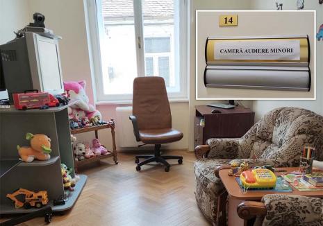 LA POVEŞTI. Camera de audiere amenajată în Judecătoria Oradea e folosită de toate completurile pentru minori şi familie din Palatul de Justiţie. Foto: ebihoreanul.ro