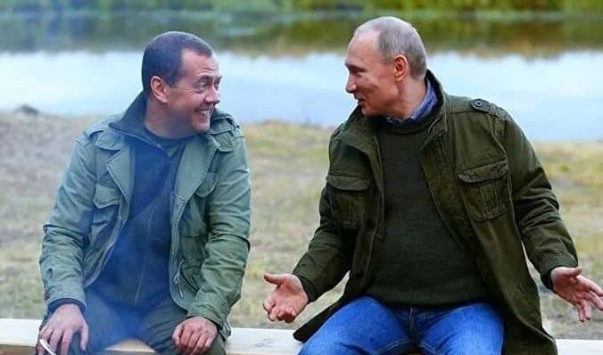 Declarațiile fostului premier rus și actualul vicepreședinte al Consiliului de Securitate al Rusiei, Dmitri Medvedev (stânga, aici cu Putin), sunt date ca exemplu privind duritatea discursului urii față de poporul ucrainean. Foto Freedom Truth Honor