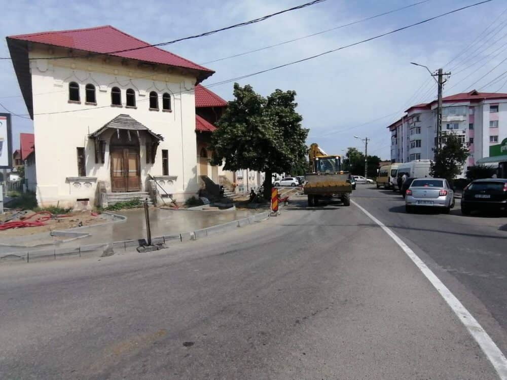 Se asfaltează după ce cablurile electrice au fost coborâte în subteran. Foto Argeșulonline.ro