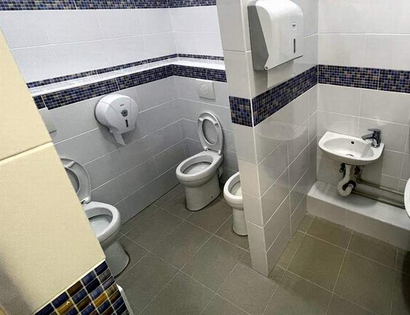 Toaletă de grădiniță cu 3 scaune de wc în aceeași cabină. Foto: Facebook/Primăria Municipiului Piteşti