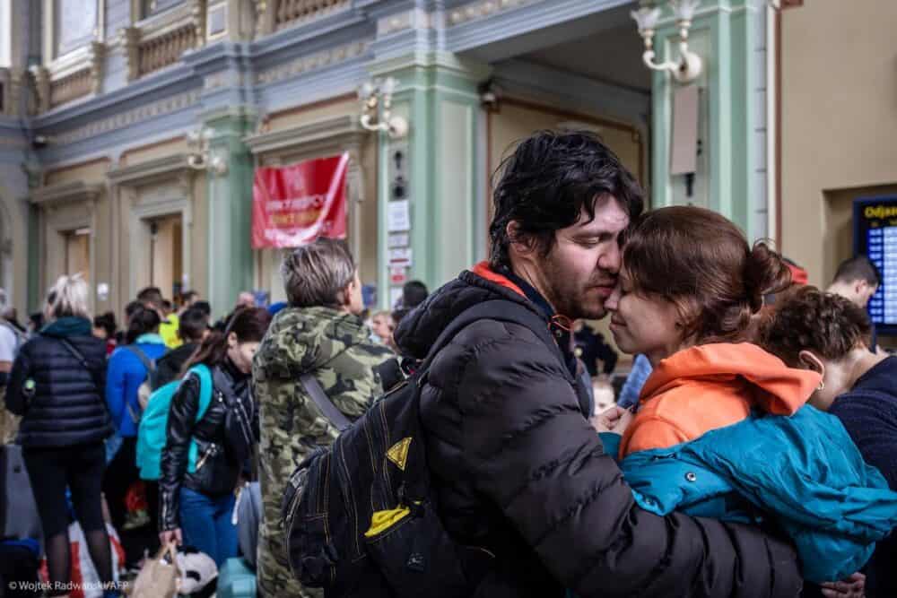 O femeie și un bărbat, alături de alți refugiați din Ucraina în gara din Przemysl, PoloniaPE