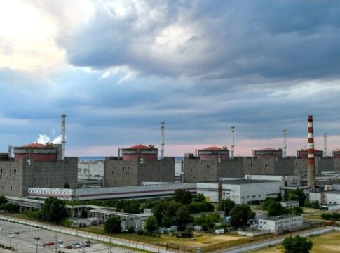 Președintele rus Vladimir Putin ar putea să ordone aruncarea în aer a centralei nucleare Zaporojie pentru a-și consolida poziția șubredă