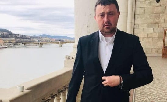 Levente Novák, vicepreședinte executiv al UDMR pe terasa parlamentului din Budapesta. Sursa foto: Facebook