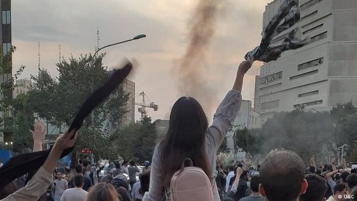 Moartea Mahsei Amini în urma arestării ei la Teheran fiindcă nu-și acoperea bine părul zdruncină din rădăcini regimul iranian.