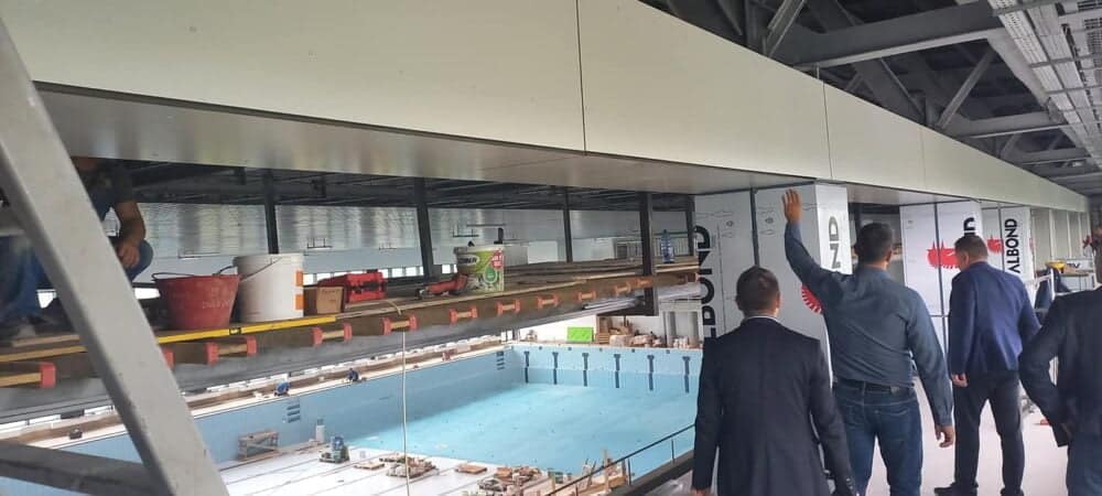 Arhitectul care a proiectat Bazinul Olimpic din Pitești acuză că reabilitarea l-a transformat într-o „butaforie brutală şi scumpă”
