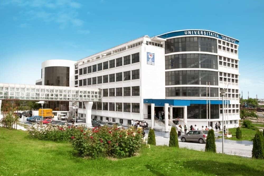 Ciudatele CV-uri ale cadrelor de la Universitatea Danubius din Galați