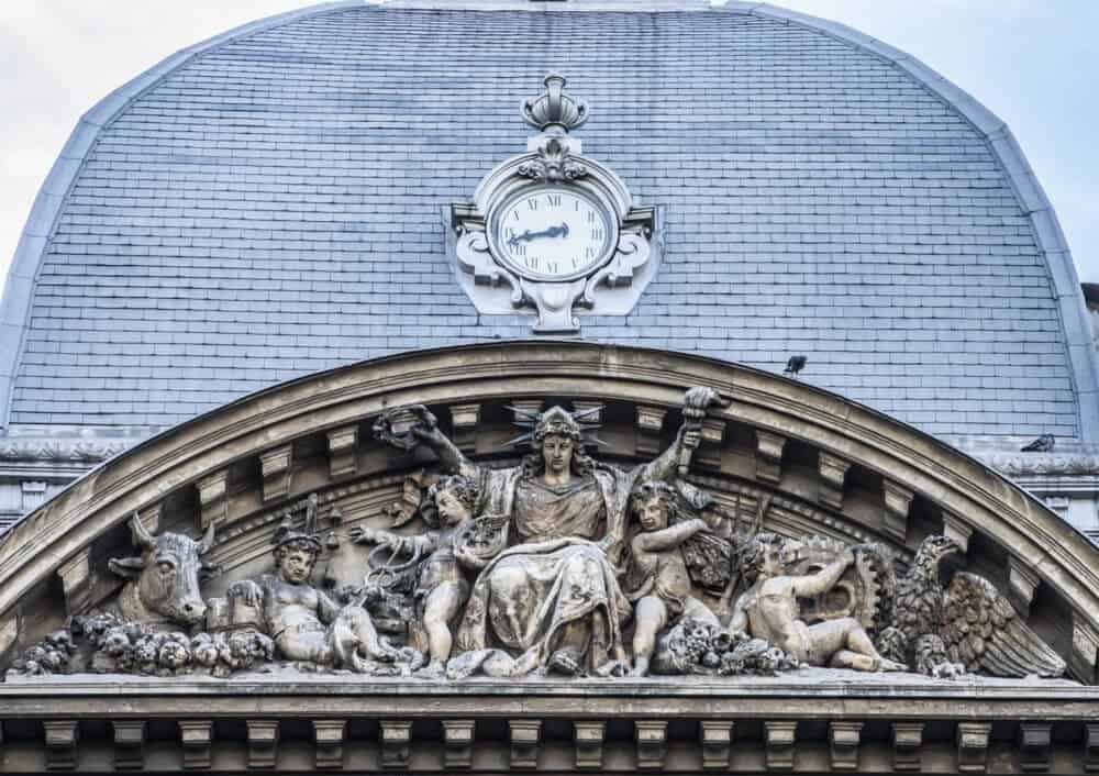 Una dintre cele mai frumoase clădiri din București, lăsată la mila cutremurelor