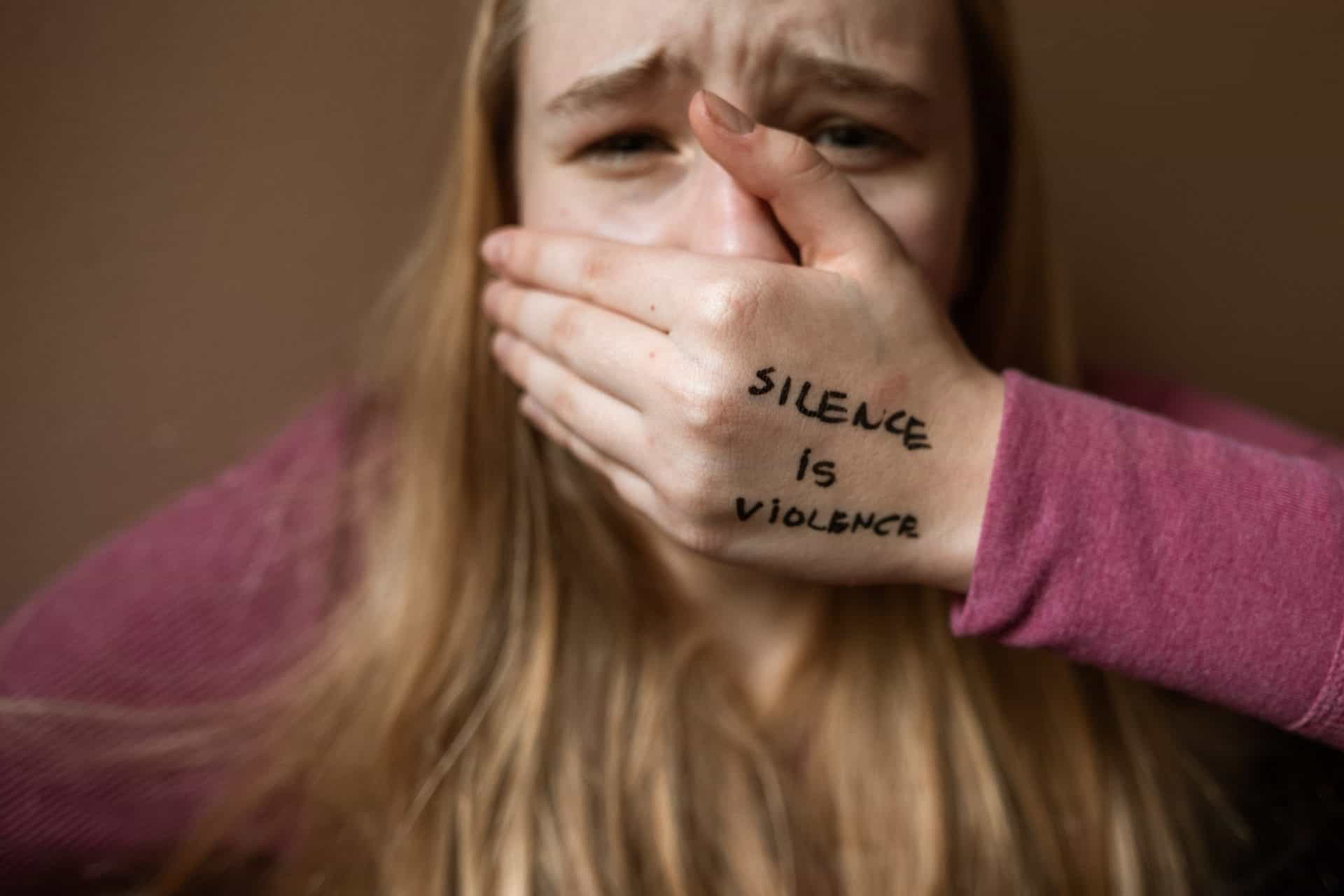 Reduse la tăcere. Tacticile prin care victimele sunt intimidate să nu-și reclame agresorii. Foto: Pexels-rodnae-productions-6003787