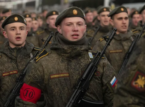 Rușii care vor merge să lupte în Ucraina ar primi indemnizații lunare care pornesc de la 205.000 de ruble (aproximativ 3.400 de euro)