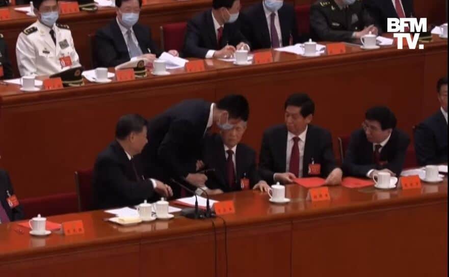 Fostul preşedinte chinez Hu Jintao este escortat din sala de congres, chiar în timpul ceremoniei de închidere a lucrărilor
