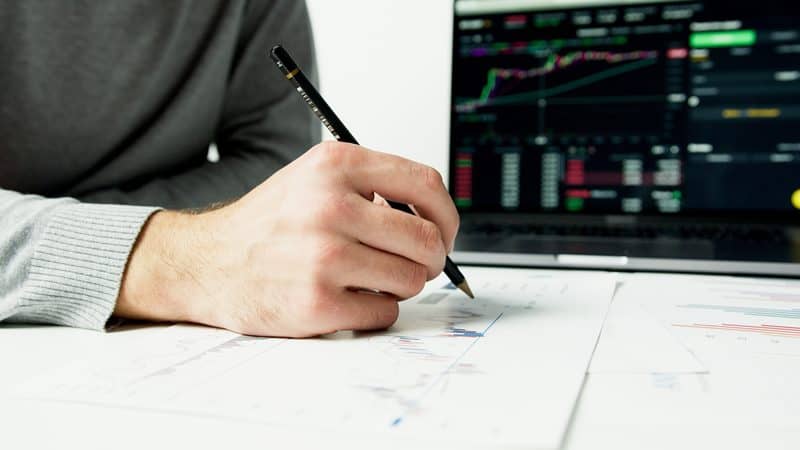 De la 1 octombrie, consumatorii cu rate legate de ROBOR vor resimți o creștere a ratei lunare cuprinsă între 200 şi 250 de lei.