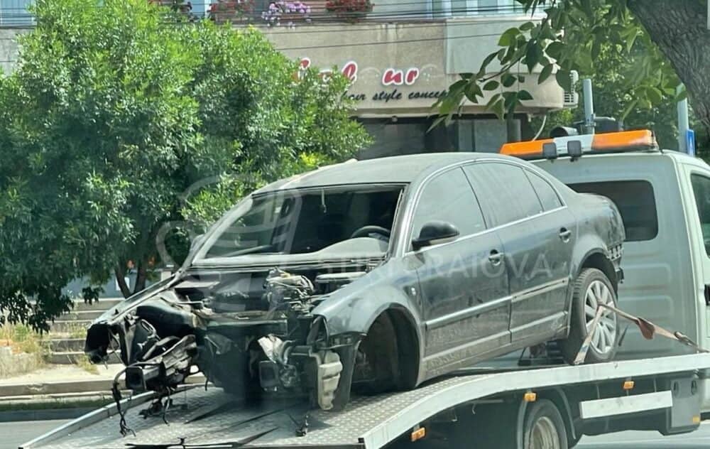O mașină a Universității din Craiova avariată într-un accident ar fi fost înlocuită pe ascuns cu un autoturism nou