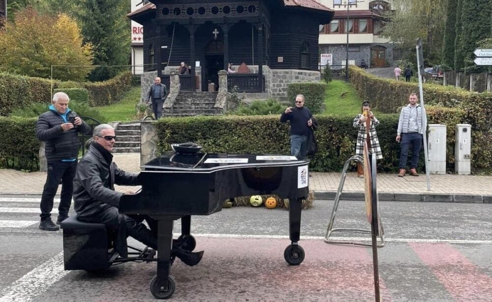 Pian de aproape 140 de ani, pilotat de un artist din Ungaria pe străzile din Sovata