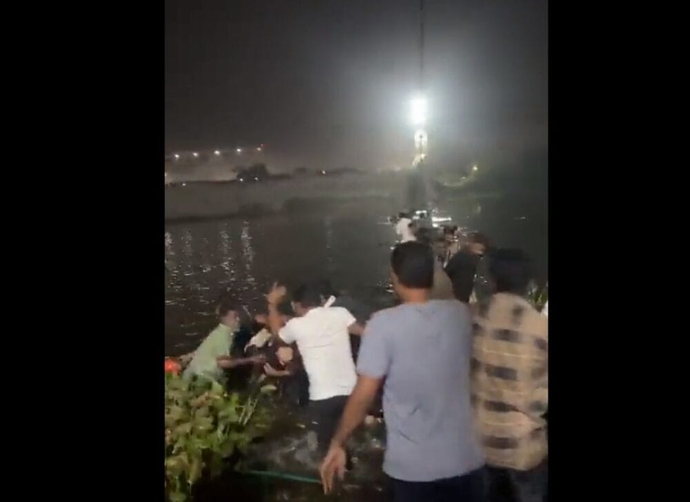 68 de morți după ce un pod suspendat din India s-a prăbușit
