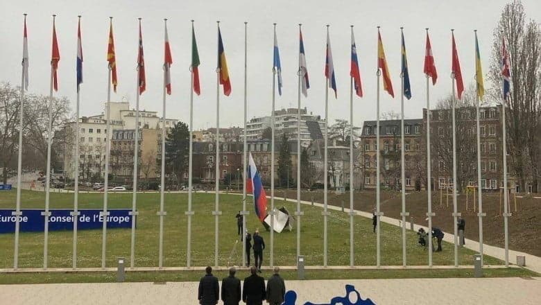 Drapelul Rusiei a fost coborât de pe stâlpul din fața clădirii Consiliului Europei din Strasbourg. Foto: Oleksandra Matviichuk/twitter