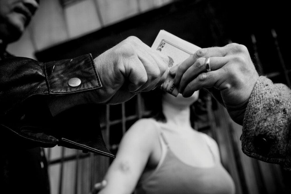 Un tată și-a vândut fiica. Cum a dezvăluit o comandă online pentru mâncare o uriașă rețea de trafic