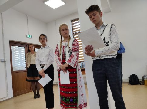 Elevii ai școlii gimnaziale Crușeț, prezentând povesti culese din sat despre familia Monicăi Lovinescu