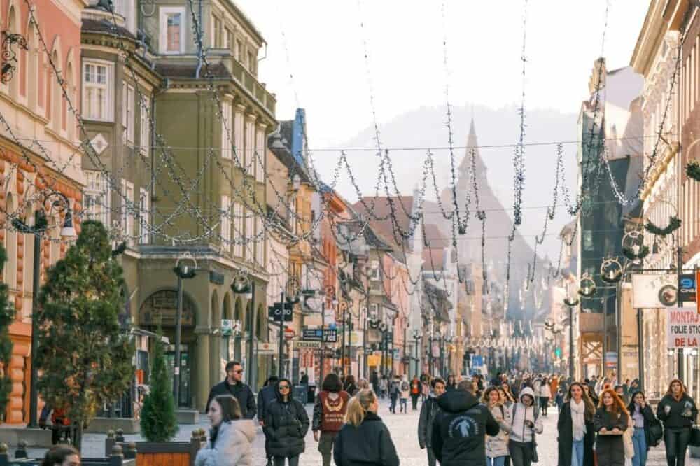 Un milion de luminițe pe străzile Brașovului, cu ocazia sărbătorilor de iarnă