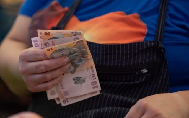 Curtea Constituțională: Plata contribuţiilor de sănătate pentru pensii mai mari de 4.000 lei este neconstituţională