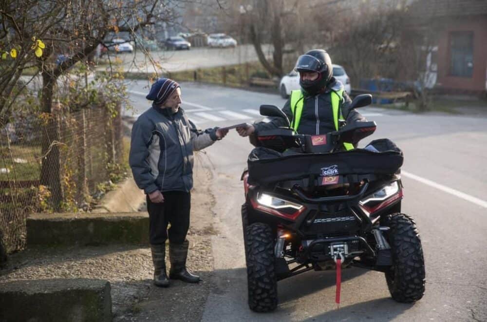 Poștașii din Mehedinți folosesc ATV-ul pentru a ajunge în satele de munte