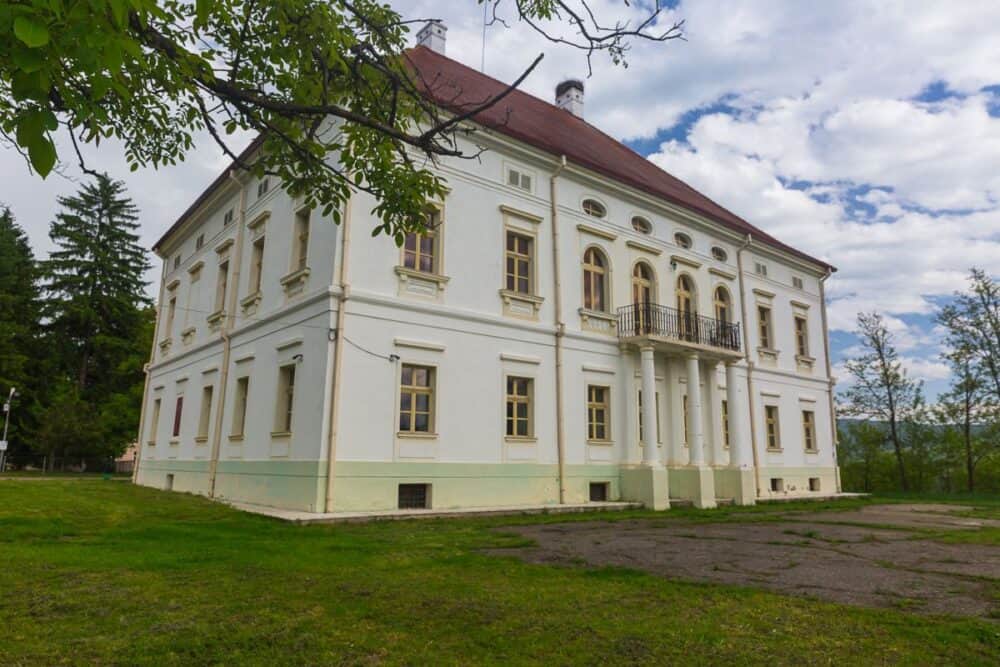 Peste 8.000 de turişti pe an la castelul Rhedey, care spune povestea stră-stră-străbunicei regelui Charles al III-lea