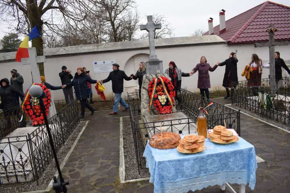 Hora Unirii în cimitir, organizată de Consiliul Județean Vaslui