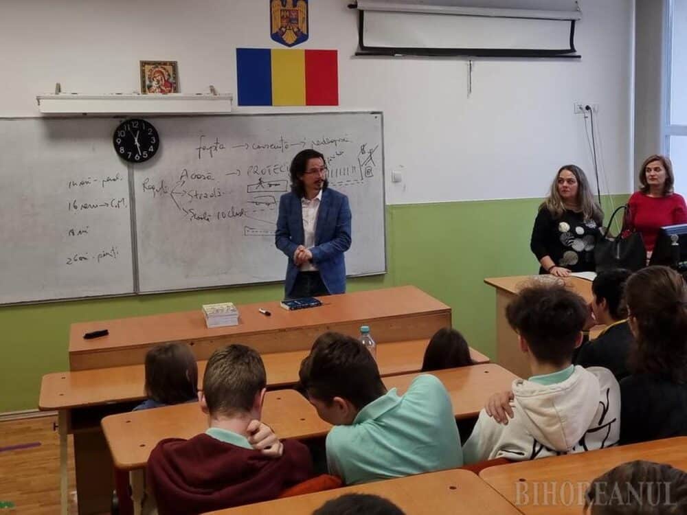 Judecătorul Cristi Danileț predă lecții de educație juridică pe înțelesul elevilor în școlile bihorene