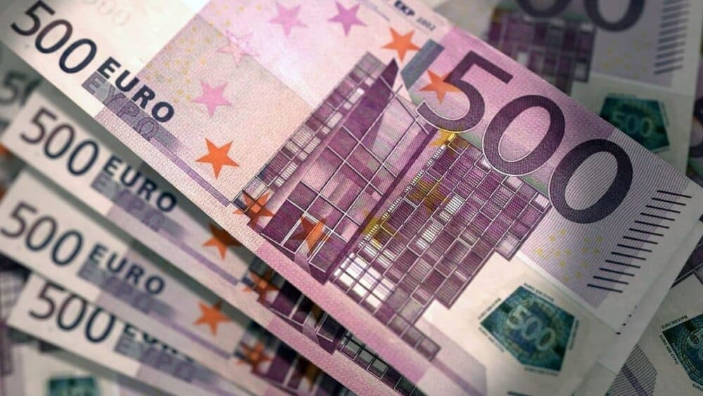România este cu cel mai mic salariu de circa 1.100 de euro brut, în comparație cu Germania, unde salariul brut e de peste 4.000 de euro