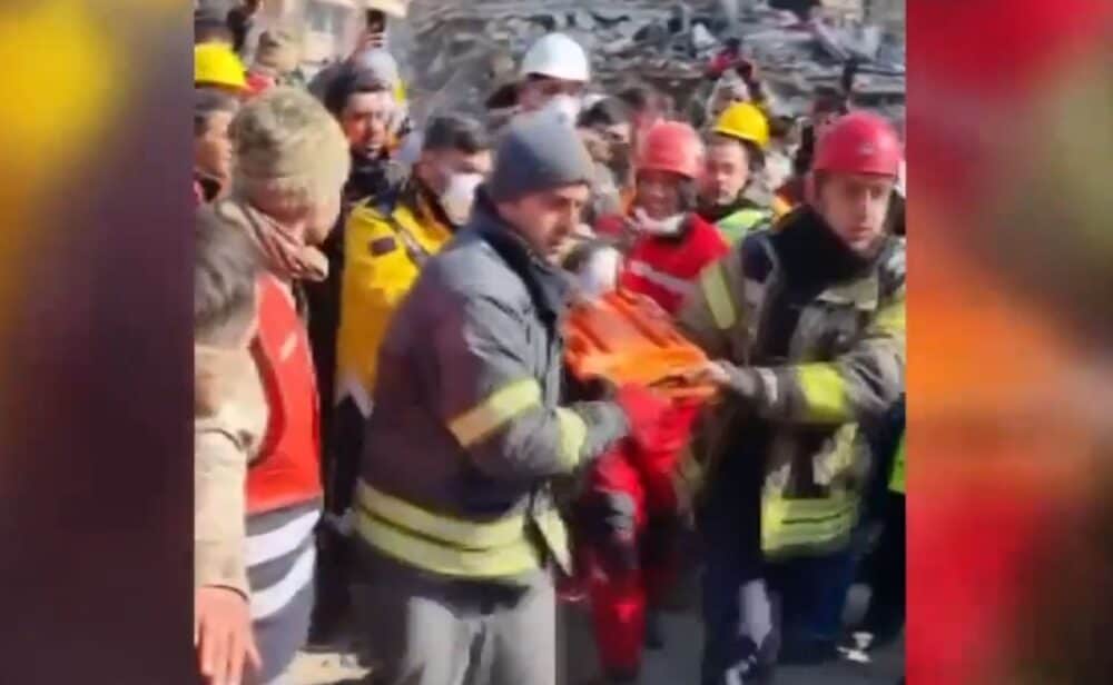 VIDEO Un bebeluş de două luni, găsit în viață sub dărâmături, la 128 de ore de la cutremurul din Turcia