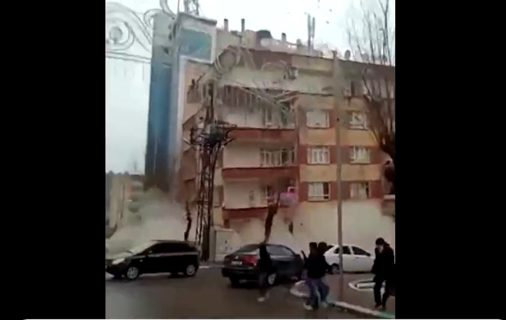 De ce s-au prăbușit atât de ușor clădirile din Turcia. Captură video