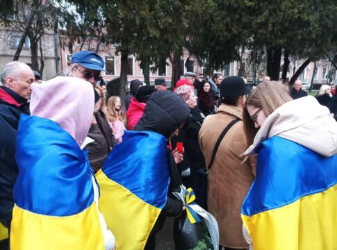 Un an de război. Zeci de ucraineni s-au adunat în Satu Mare şi au aprins lumânări
