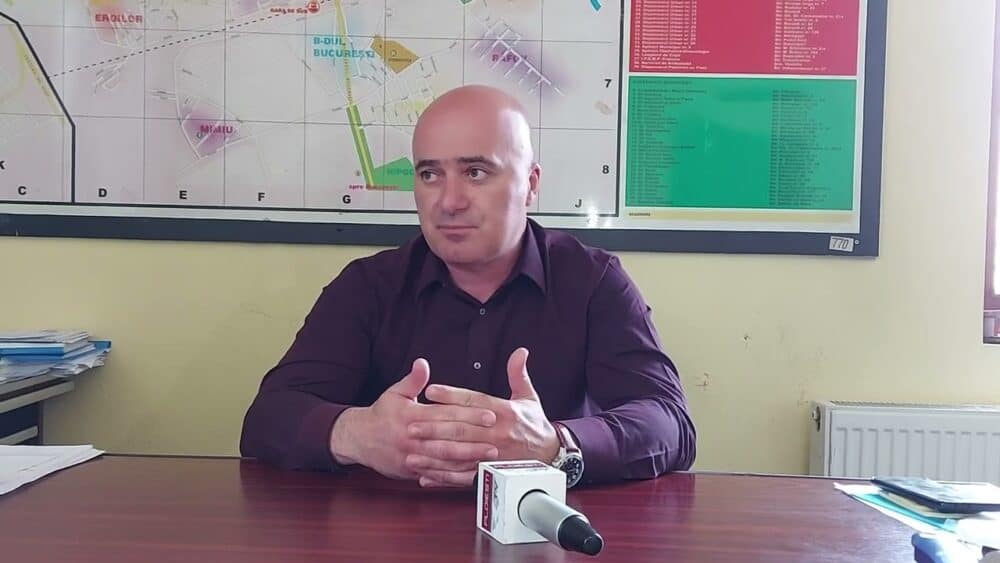 Lista este deschisă de Cătălin Albu, directorul Poliţiei Locale Ploiesti, care primeste bani pentru hrana si cazarea a trei ucrainieni.