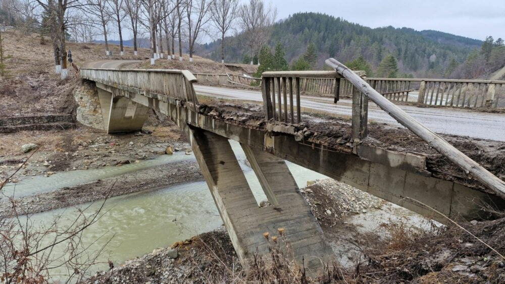 Pe ambele laturi, parapetele de protecție este rupt sau lipsește, iar la rampe este proptit cu o prăjină din lemn.