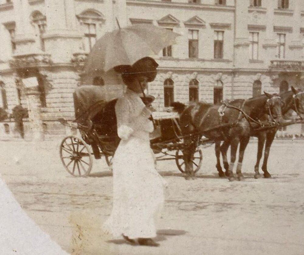 Fotografii ale femeilor din perioada Belle Epoque, expuse la Muzeul Național al Banatului