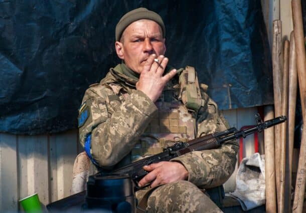 În ultimele zile a circulat un video care pare sa arate un prizonier de razboi ucrainean impuscat de rusi, rostind Slava Ukraini