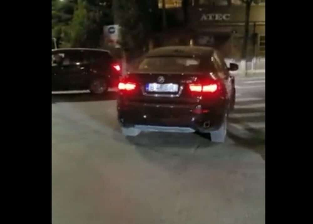 VIDEO Un tânăr a filmat în timp ce era lovit intenționat de o mașină pe trecerea de pietoni