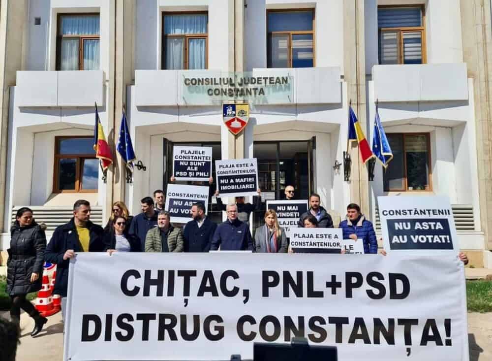 Protest al USR Constanța în fața administrației locale. Primarul Vergil Chițac, acuzat de vânzarea unei plaje în Mamaia către liderul judeţean al PSD